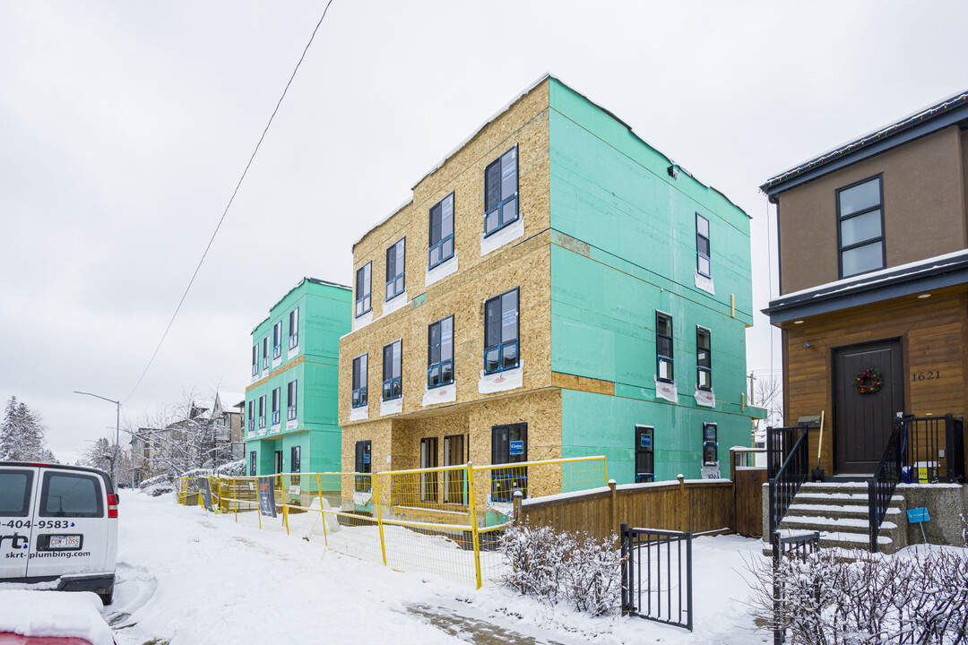 Loop 33 in Calgary, AB - Building Photo