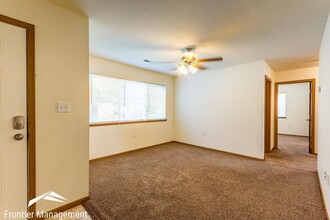 402 N 10th St-Unit -B in Manhattan, KS - Foto de edificio - Building Photo
