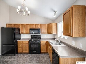 16125 Greenleaf St in Omaha, NE - Foto de edificio - Building Photo