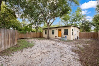 214 Benita St in San Antonio, TX - Building Photo - Building Photo