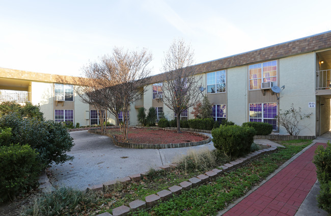 Windmill Apartments in Denton, TX - Foto de edificio - Building Photo