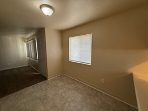 5919 Clover Manor Way in Sacramento, CA - Foto de edificio - Building Photo