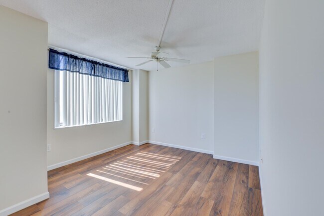 1332 Harmon Cove Tower in Secaucus, NJ - Building Photo - Building Photo
