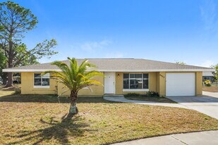6927 Roslyn Ct in North Port, FL - Building Photo