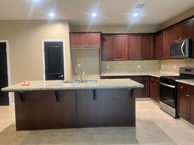 2126 N Lindsay Ct in Visalia, CA - Building Photo