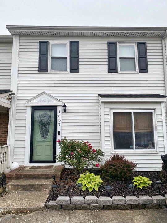 1657 Fairfax Dr in Virginia Beach, VA - Building Photo