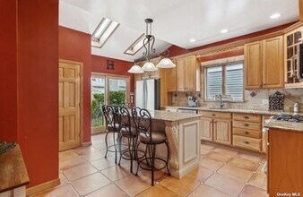 210 Beebe Rd in Mineola, NY - Building Photo - Building Photo
