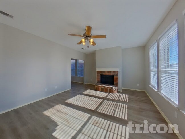 925 Buffalo Springs Dr in Fort Worth, TX - Building Photo - Building Photo