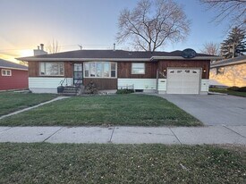 1046 N 29th St in Bismarck, ND - Building Photo