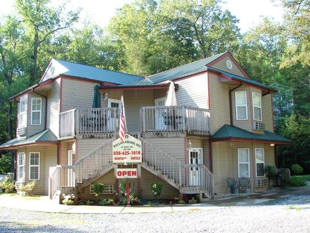 102-103 Resort Ln in Lake Lure, NC - Building Photo