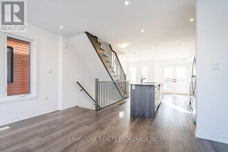 79 Fairlane Ave in Barrie, ON - Building Photo - Building Photo