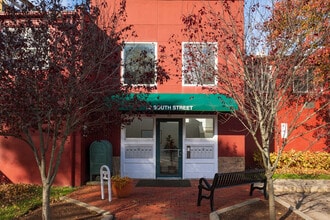 90 South St, Unit 210 in Hingham, MA - Foto de edificio - Building Photo