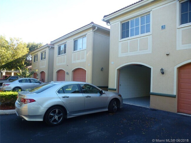 2474 Centergate Dr in Miramar, FL - Foto de edificio - Building Photo