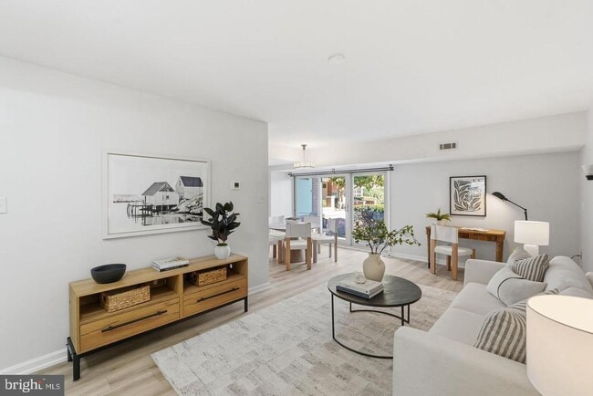 5250 Valley Forge Dr in Alexandria, VA - Building Photo - Building Photo