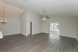 7604 Bristol Park Dr in Apollo Beach, FL - Building Photo - Building Photo