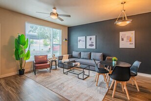 2044 S Willow Creek Apartment in Tempe, AZ - Building Photo