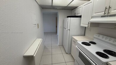 17530 NW 68th Ave in Hialeah, FL - Foto de edificio - Building Photo