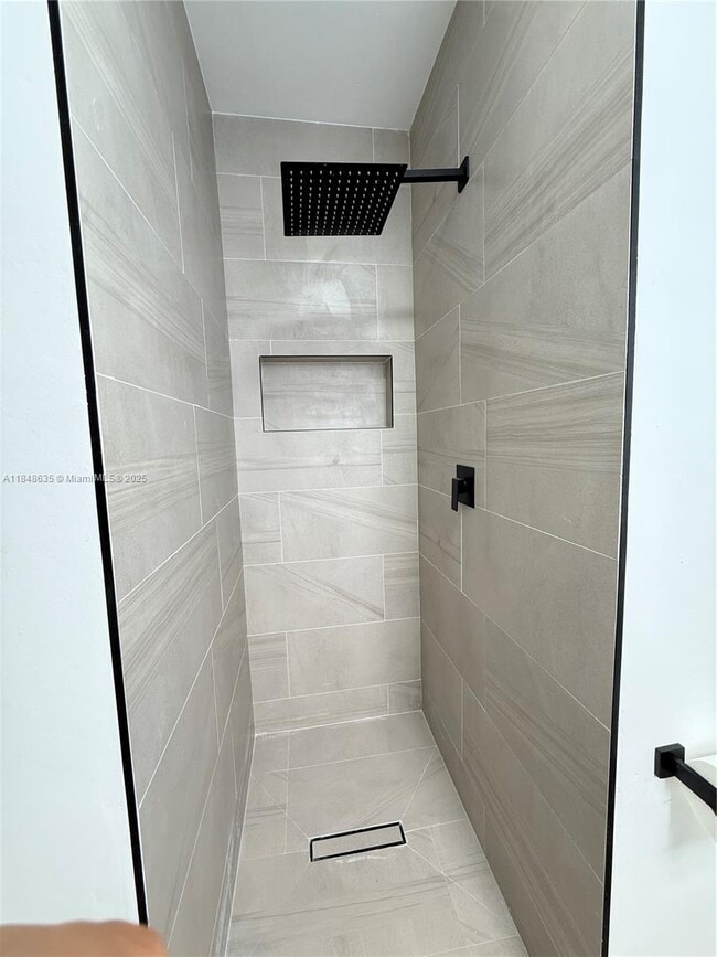 1310 NW 41st St in Oakland Park, FL - Foto de edificio - Building Photo