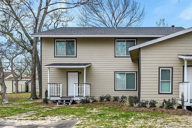 206 Travis St, Unit A in Baytown, TX - Building Photo - Building Photo