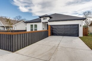 2534 Southland St in Dallas, TX - Building Photo