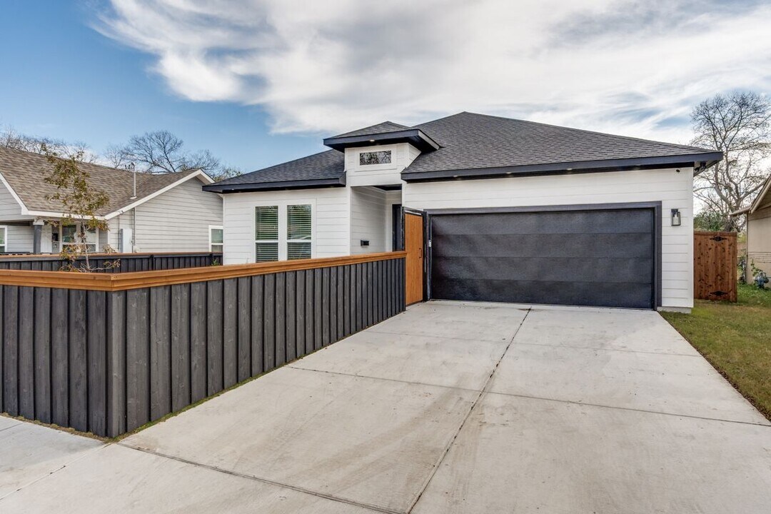 2534 Southland St in Dallas, TX - Building Photo