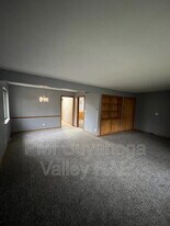 1879 Cromwell Dr in Akron, OH - Building Photo