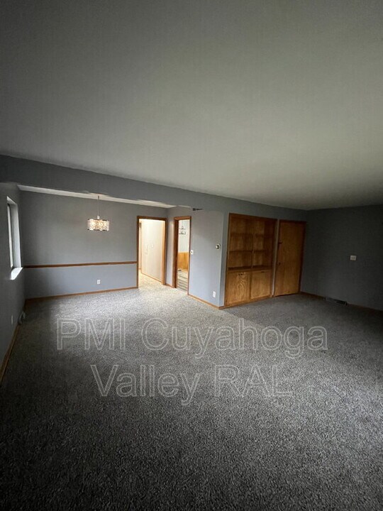 1879 Cromwell Dr in Akron, OH - Building Photo