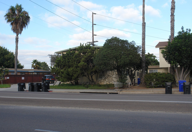 4495 Clairemont Dr in San Diego, CA - Building Photo - Building Photo