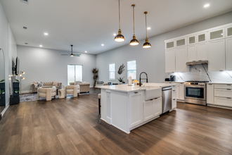 1010 W Avenue F in Garland, TX - Building Photo - Building Photo