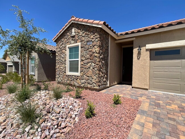 300 Crescent Verse St in Henderson, NV - Building Photo - Building Photo