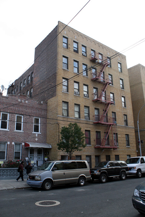 Elevatored Apartment in Bronx, NY - Building Photo