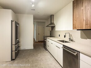 438 Warren St in Hudson, NY - Building Photo - Building Photo