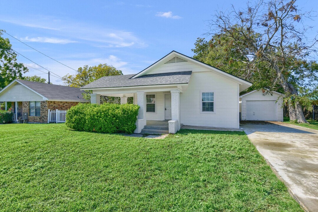 638 Gilcrease St in Van Alstyne, TX - Building Photo