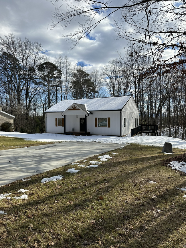 148 Buena Vista Dr in Pilot Mountain, NC - Building Photo - Building Photo