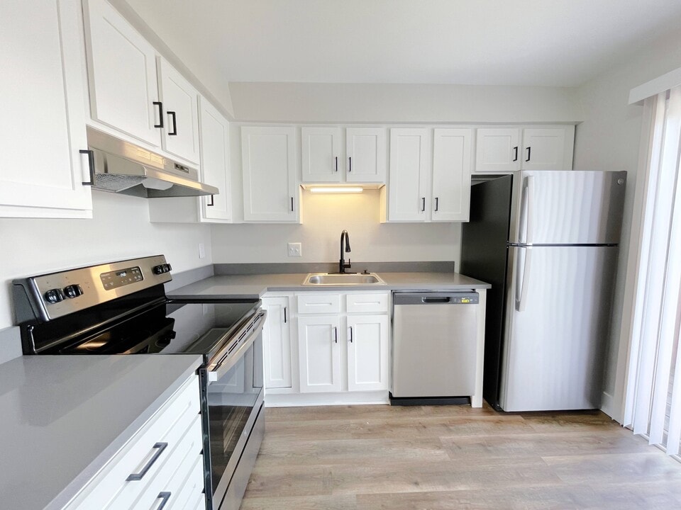 87th Street Apartments in Overland Park, KS - Building Photo