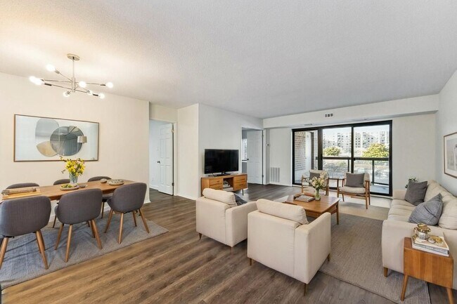 8360 Greensboro Dr in McLean, VA - Foto de edificio - Building Photo