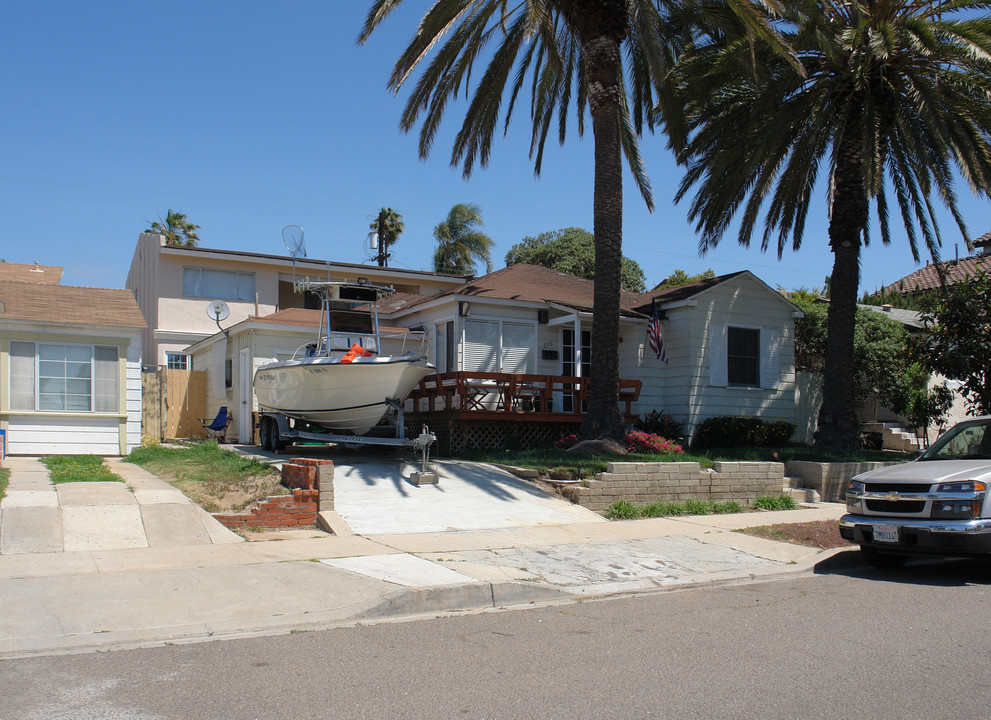 876 Tourmaline St in San Diego, CA - Building Photo