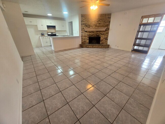 1105 N Nolan River Rd-Unit -Unit B in Cleburne, TX - Building Photo - Building Photo