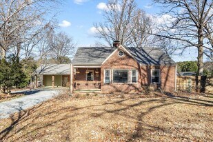 5712 Oak Dr in Charlotte, NC - Building Photo