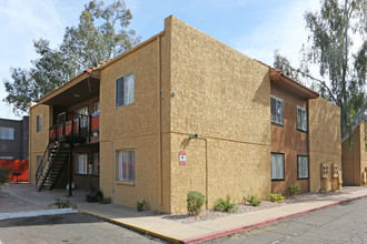 Los Jardines Apartments in Phoenix, AZ - Building Photo - Building Photo