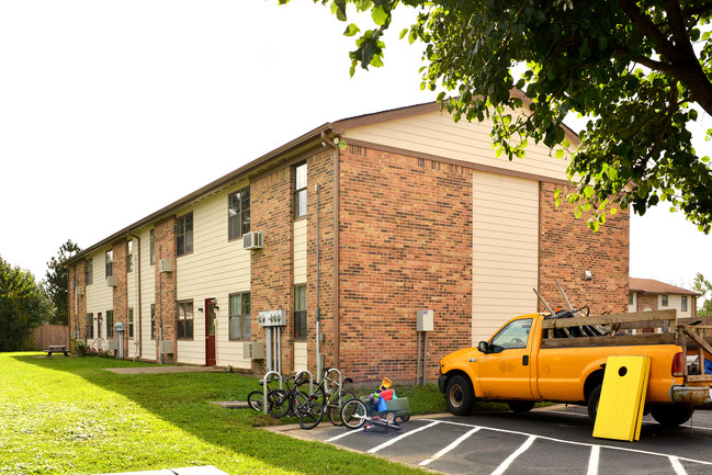 Stonecrest Apartments in Fortville, IN - Foto de edificio - Building Photo