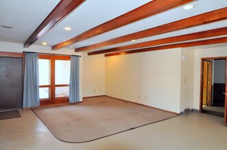 1711 Lark Ln in Waterloo, IA - Foto de edificio - Building Photo