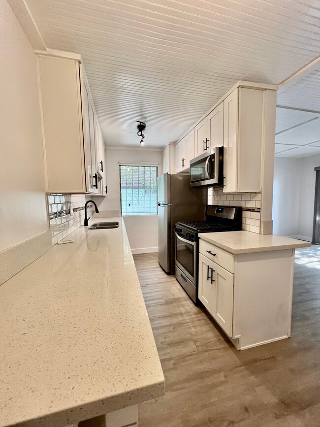 Royal Alfred 726 N. Alfred