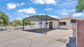 9402 Claremont Ave NE, Unit Unit B in Albuquerque, NM - Building Photo