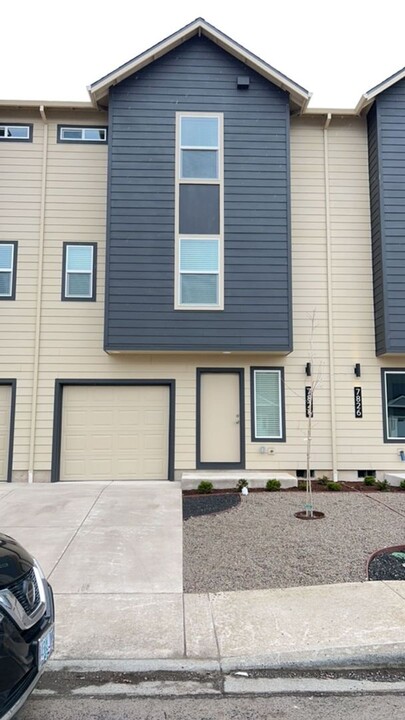 7828 Jacqueline Way in White City, OR - Building Photo