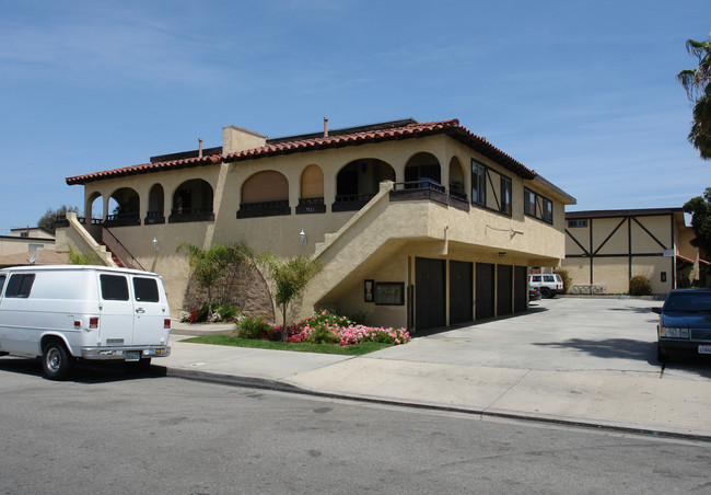 7911-7921 Macdonald Ave in Huntington Beach, CA - Foto de edificio - Building Photo