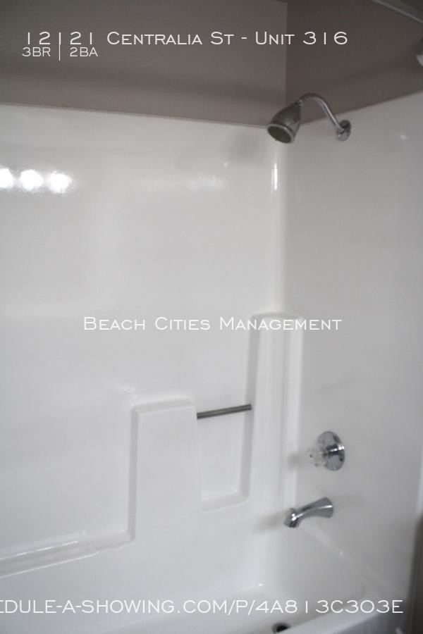 12121 Centralia St in Lakewood, CA - Building Photo - Building Photo