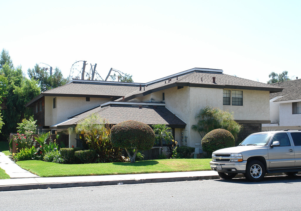 23032 Village Dr in Lake Forest, CA - Foto de edificio