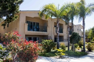 121-153 Rosebay Dr in Encinitas, CA - Building Photo - Building Photo