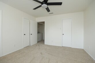 5800 Lumberdale Rd in Houston, TX - Building Photo - Building Photo